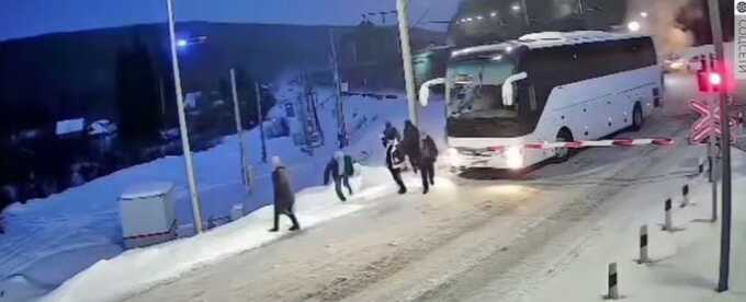 В Иркутской области поезд едва не столкнулся с автобусом